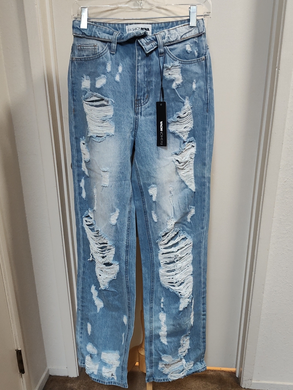 NWT FASHION NOVA Light Wash Ripped Boyfriend Jeans Size 0